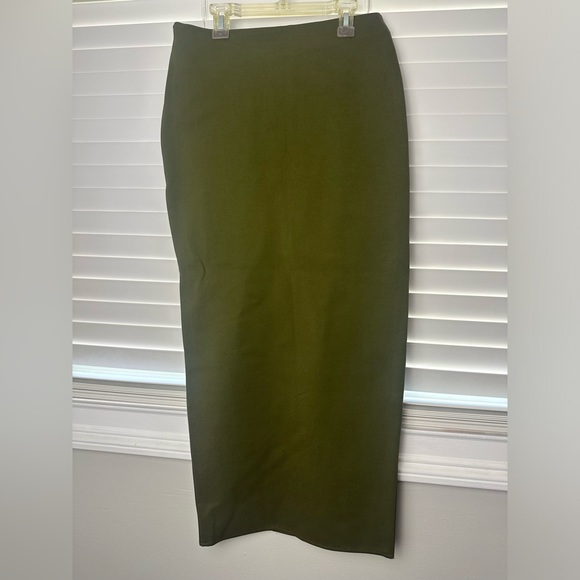 MISSGUIDED green skirt with metal hardware - Picture 3 of 13